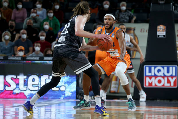 他不断用突 他不断用突